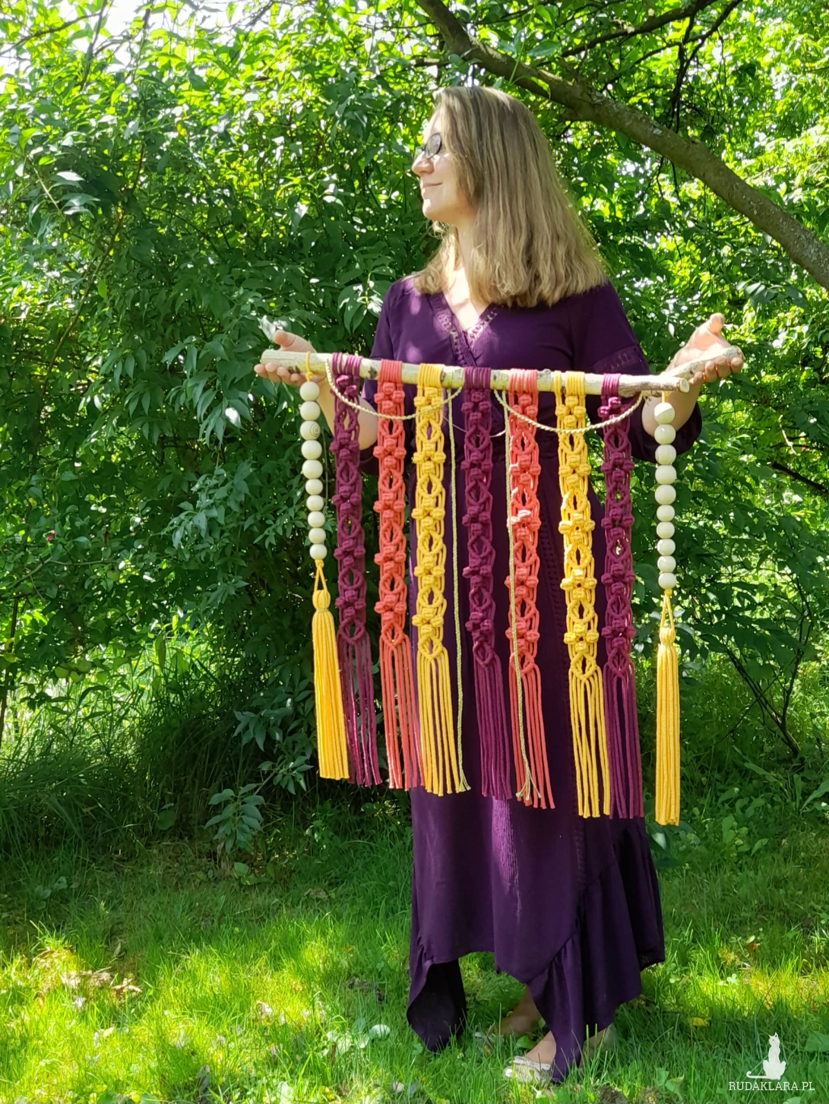 Kolorowa Makrama Boho na Gałęzi Brzozy – Rękodzieło z Pozytywną Energią